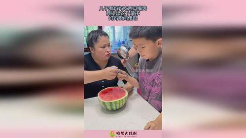妈妈给孩子吃瓜,妈妈与孩子共享甜蜜瓜果时光
