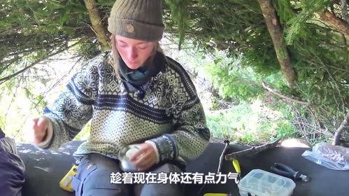 荒野独居吃瓜,瓜田里的孤独守望者