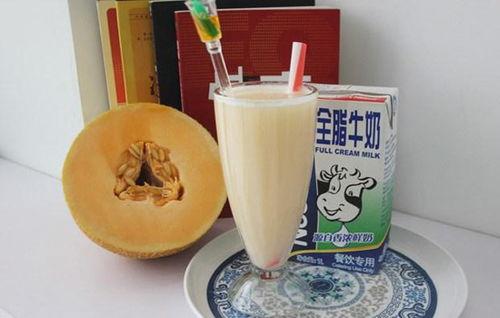 牛奶哈密瓜可以同时吃吗,兼容并食的健康搭配探索