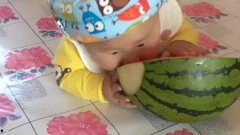 孩子搞笑吃瓜,小宝贝搞笑吃瓜瞬间