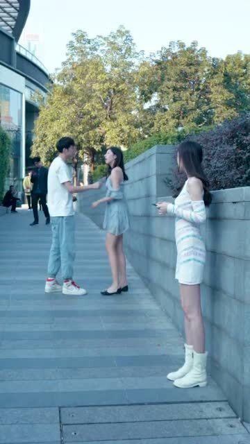 吃瓜情侣吵架警察,一场闹剧背后的法律思考